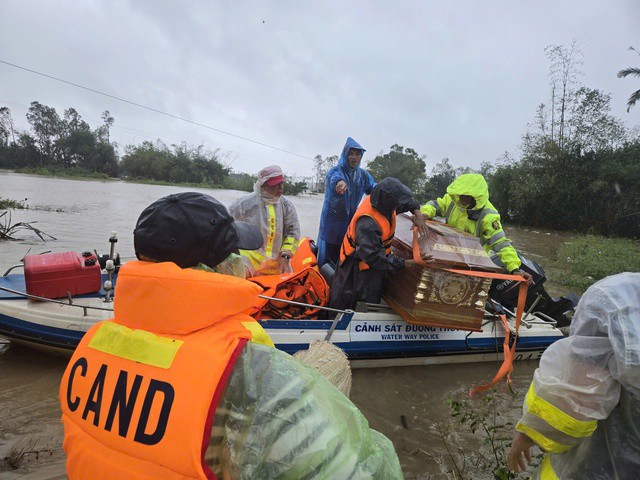 Xót xa hình ảnh CSGT vượt lũ, chở quan tài để kịp mai táng cho cháu bé - 5