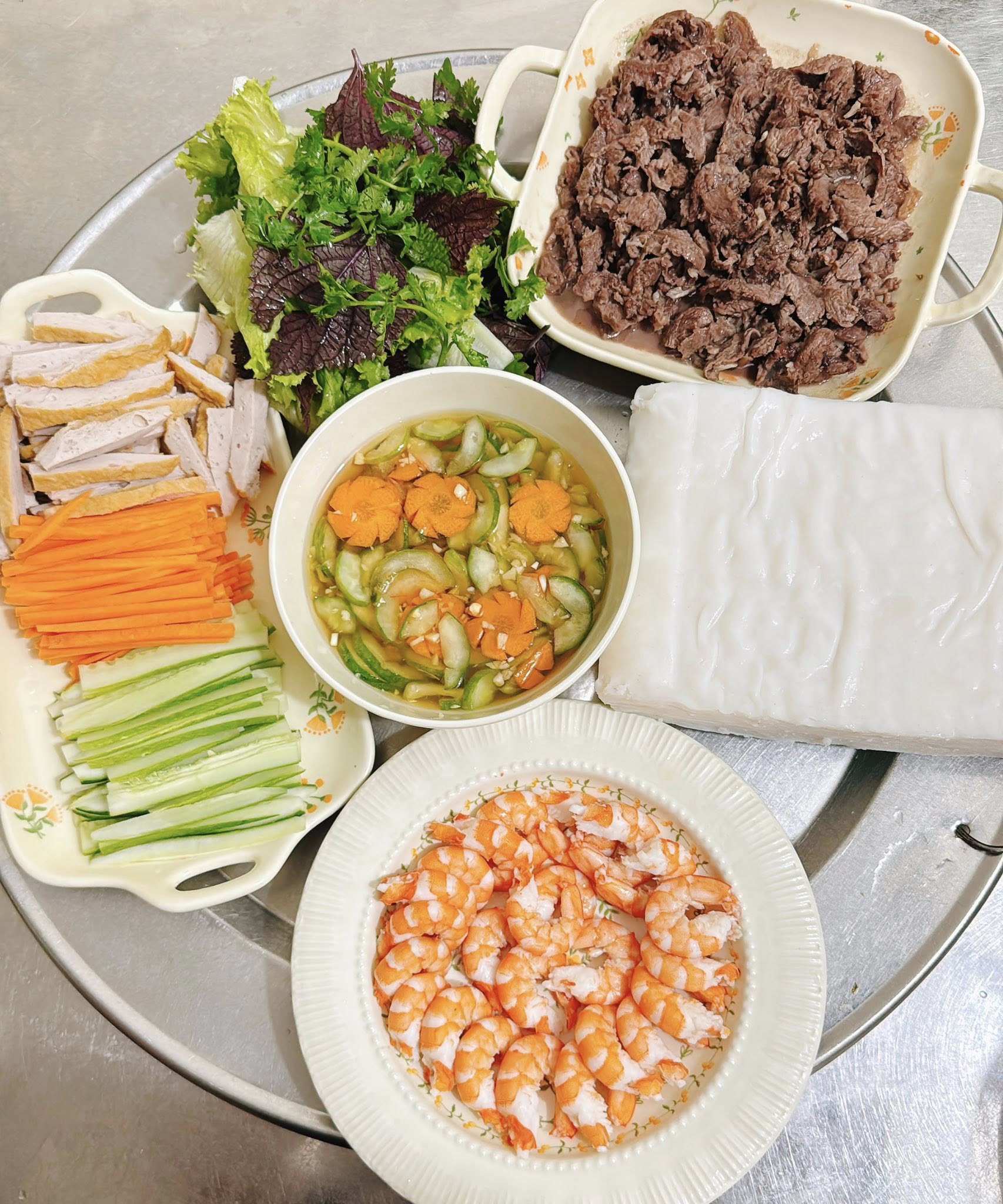 Cuốn tôm thịt - Tôm hấp - Bò xào - Chả - Các loại rau củ luộc