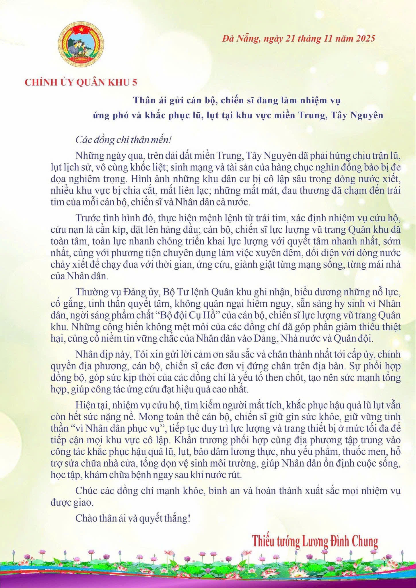 Thiếu tướng Lương Đình Chung, Chính uỷ Quân khu 5 gửi thư động viên lực lượng cán bộ, chiến sĩ quân khu 5 đang thực hiện nhiệm vụ cứu nạn cứu hộ tại các khu vực bị ngập lụt. Ảnh: Tinh Võ