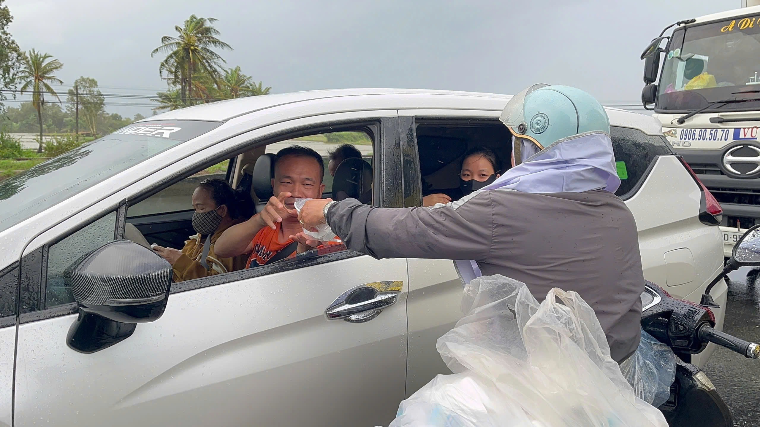 Mưa lũ chiều 21-11: Đắk Lắk công bố tình huống khẩn cấp tại 40 xã, phường - 3