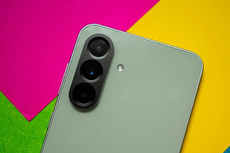 Nhiều thiết bị Galaxy tầm trung cũng đang được Samsung mang đến lợi ích tương tự.