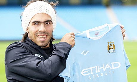 Carlos Tevez chuyển từ MU sang Man City và trượt ngã trong nhà tắm khi mùa giải 2009/10 chưa bắt đầu
