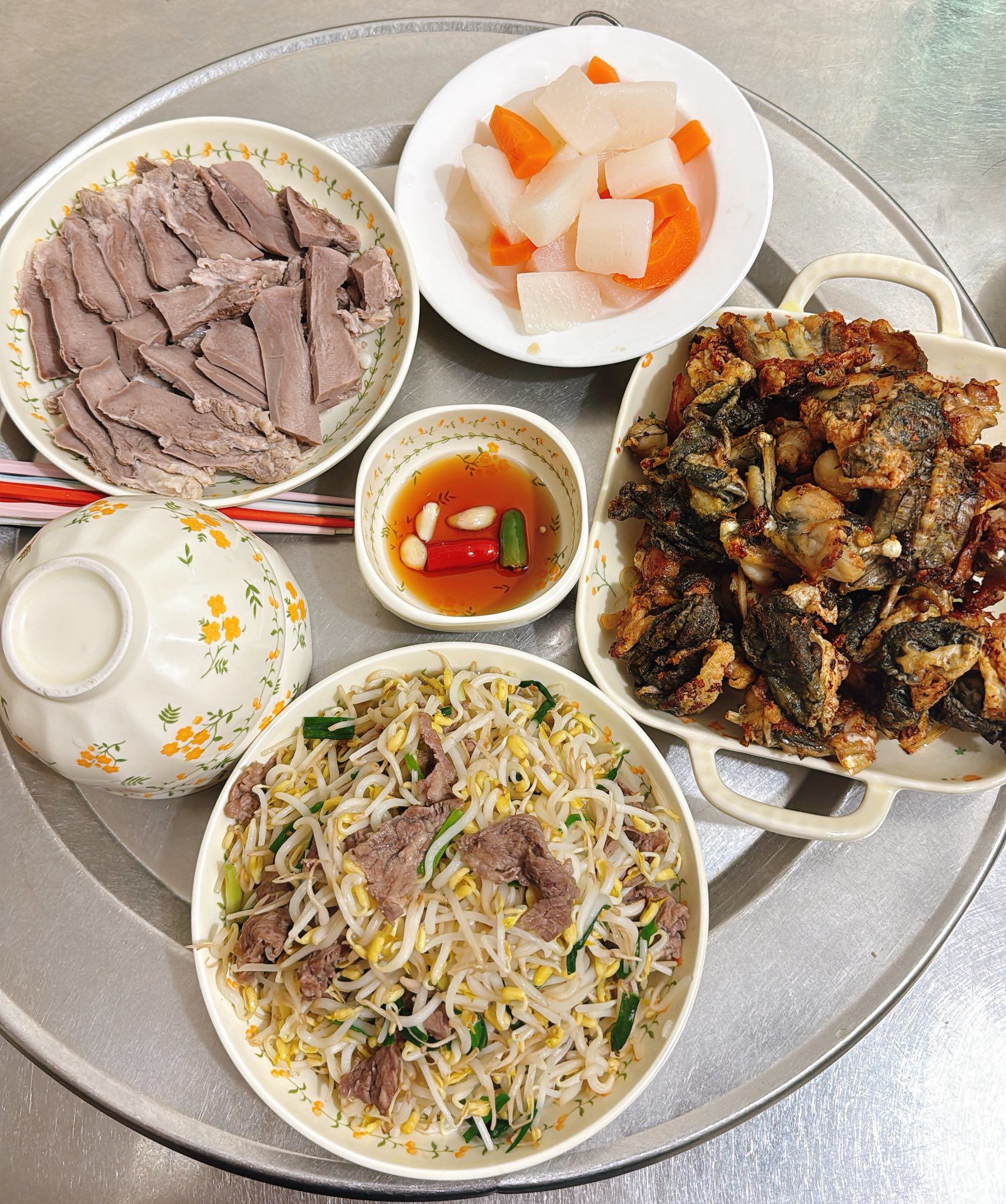 Ếch chiên giòn - Giá xào thịt bò - Lưỡi luộc - Củ quả luộc