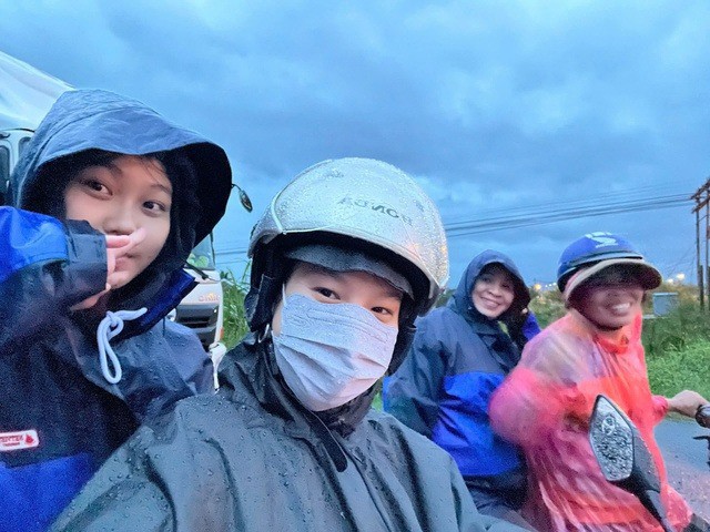 Người dân xã Tu Bông (Khánh Hoà) nấu cơm để tiếp tế cho những người mắc kẹt trên Quốc lộ 1 chiều 21-11