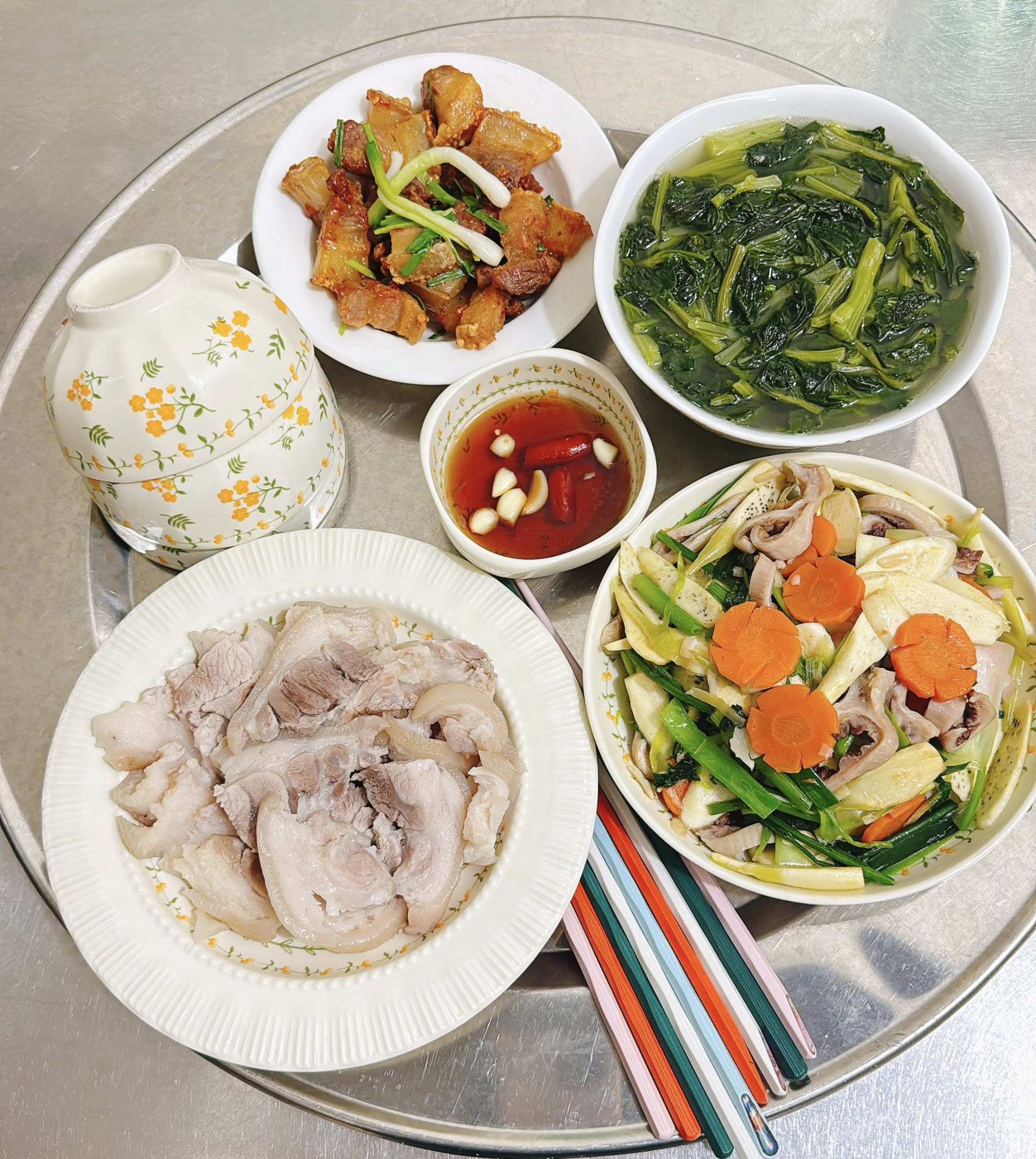 Thịt ba chỉ cháy cạnh - Bắp giò luộc - Canh cải ngọt - Tràng xào củ niễng 