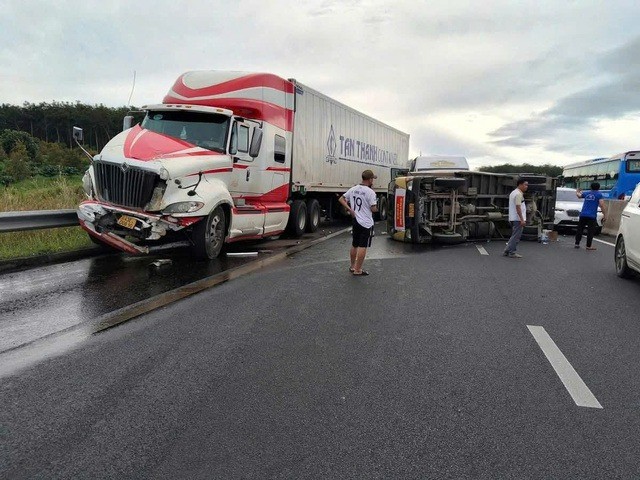 Xe chở hàng cứu trợ từ miền Nam ra miền Trung bị tai nạn tại km82+200 cao tốc Phan Thiết - Dầu Giây
