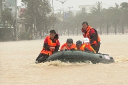 Tin tức trong ngày - Những cuộc giải cứu trong biển nước miền Trung