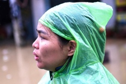 Tin tức trong ngày - Người phụ nữ mắt đỏ hoe, dò dẫm lội tìm mẹ già 70 tuổi mất liên lạc vì mưa lũ