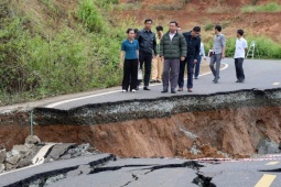 Tin tức trong ngày - Hàng loạt cầu, đường hư hỏng sau lũ lịch sử