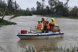 Xót xa hình ảnh CSGT vượt lũ, chở quan tài để kịp mai táng cho cháu bé