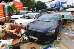 Tin tức trong ngày - Nha Trang, Quy Nhơn ngổn ngang sau lũ