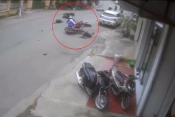 Clip: Đi dàn hàng ngang, nhóm học sinh bị xe ngược chiều đâm văng gây thót tim