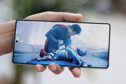 iPhone 17 Pro khó theo kịp Galaxy S26 Ultra vì màn hình "tàng hình"