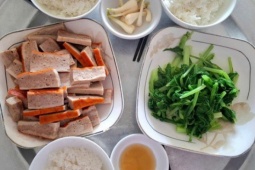 Mâm cơm lèo tèo rau xanh vì giá đắt đỏ