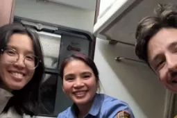 Tình huống khó quên của 2 khách Tây đi tàu bị mắc kẹt trong mưa lũ