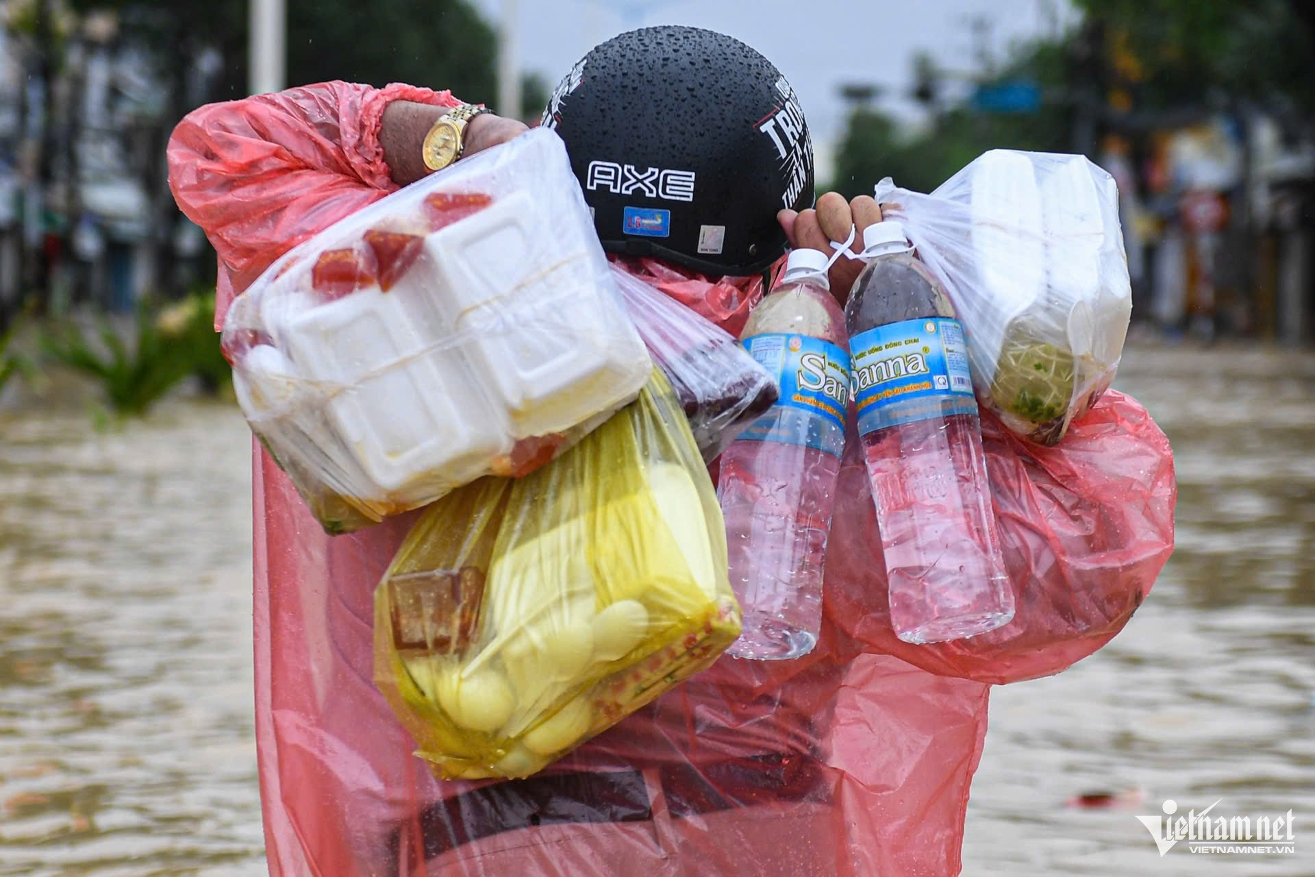 Người phụ nữ mắt đỏ hoe, dò dẫm lội tìm mẹ già 70 tuổi mất liên lạc vì mưa lũ - 8