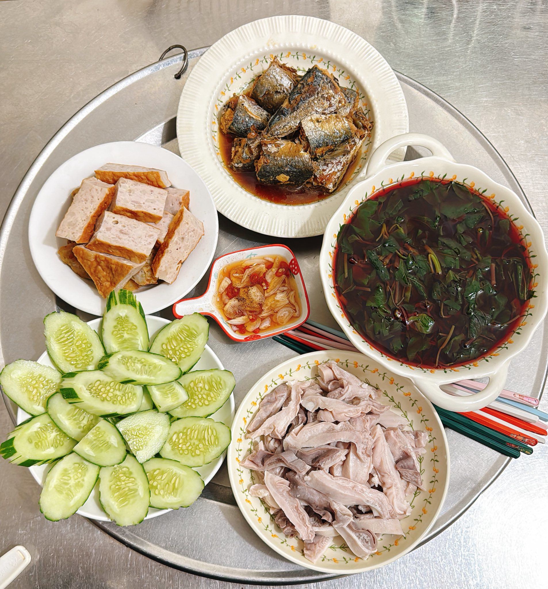 Dạ dày luộc - Dưa chuột - Cá nục kho tiêu - Chả quế - Canh rau dền