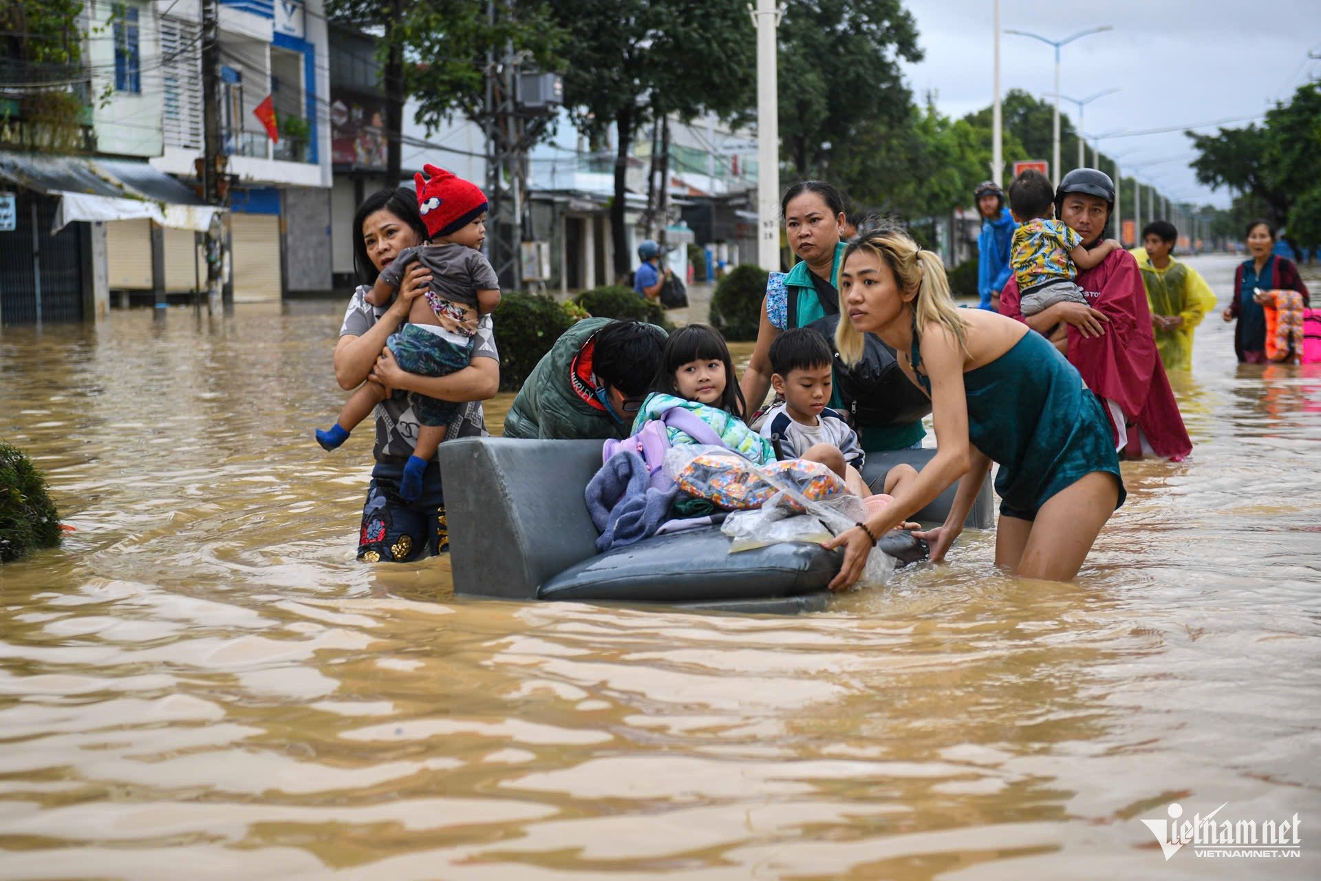Người phụ nữ mắt đỏ hoe, dò dẫm lội tìm mẹ già 70 tuổi mất liên lạc vì mưa lũ - 9