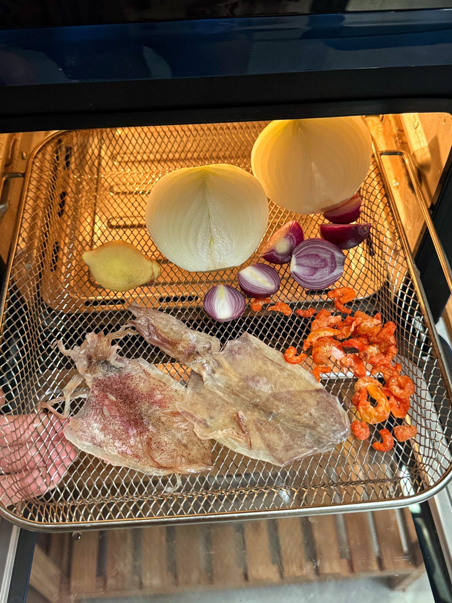 Nướng sơ gừng, hành tây, hành tím, tôm khô, mực khô giúp nước dậy hương tự nhiên, thơm sâu, ngọt đậm đà.