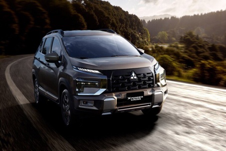 Mua Toyota Yaris Cross HEV cũ hay Mitsubishi Xpander Cross mới 100%?