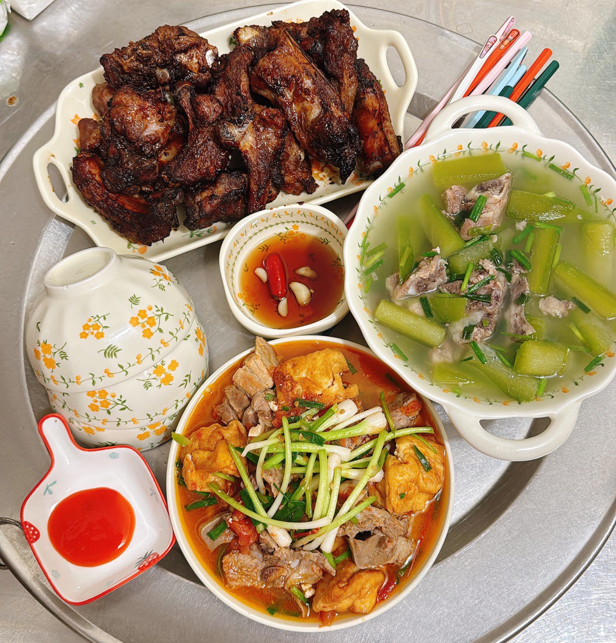 Sườn nướng BBQ - Đậu thịt xốt cà chua - Canh bí xanh nấu sườn