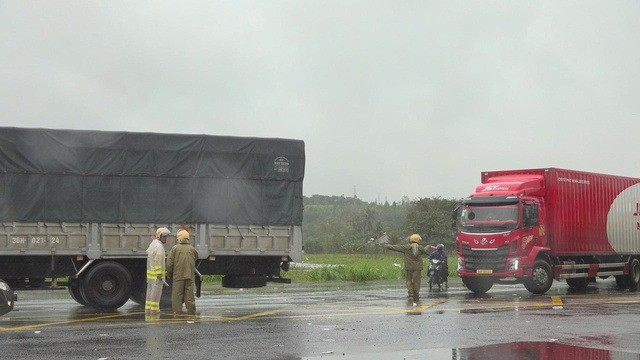 Trạm CSGT Tuy An thuộc Phòng CSGT tỉnh Đắk Lắk đã huy động lực lượng tổ chức phân luồng, điều tiết giao thông