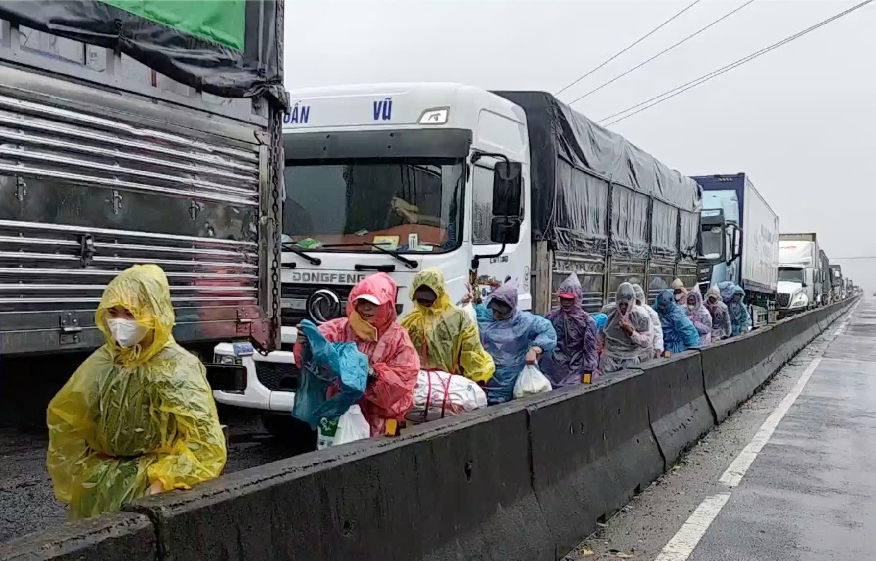 Nhiều người quê Phú Yên thấy nhà ngập, sốt ruột bắt xe khách về ứng cứu thì kẹt lại trước khu vực hầm và đèo Cả.