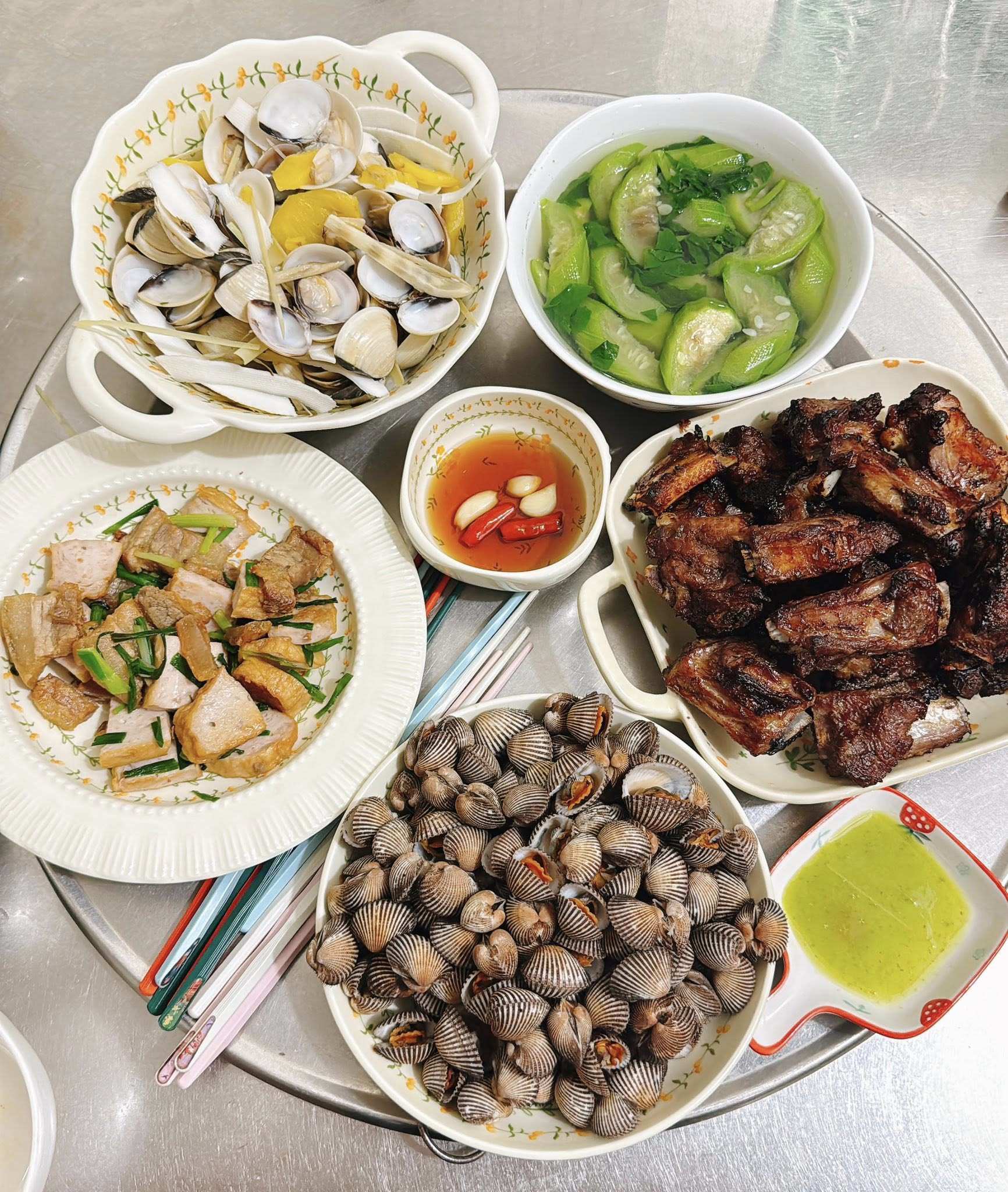 Ngao hấp dừa - Sò huyết nướng - Sườn nướng BBQ - Thịt rang cháy cạnh