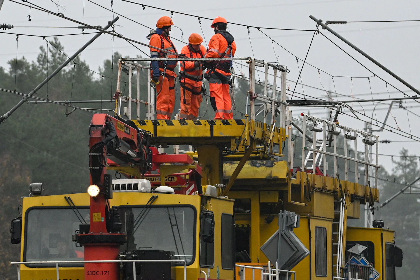 Ba Lan hiện đang tiến hành sửa chữa đoạn đường sắt hư hại do vụ nổ nhằm mục đích phá hoại. Ảnh: EPA.