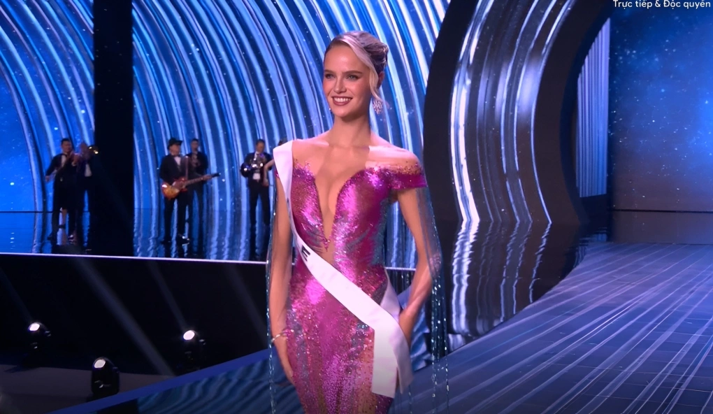 Người đẹp Chile được khen như búp bê trong bộ đầm hồng.