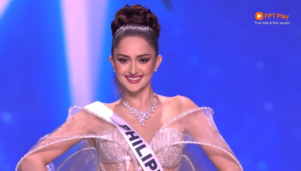 Hoa hậu Philippines rạng rỡ trên sân khấu với đầm ánh bạc.