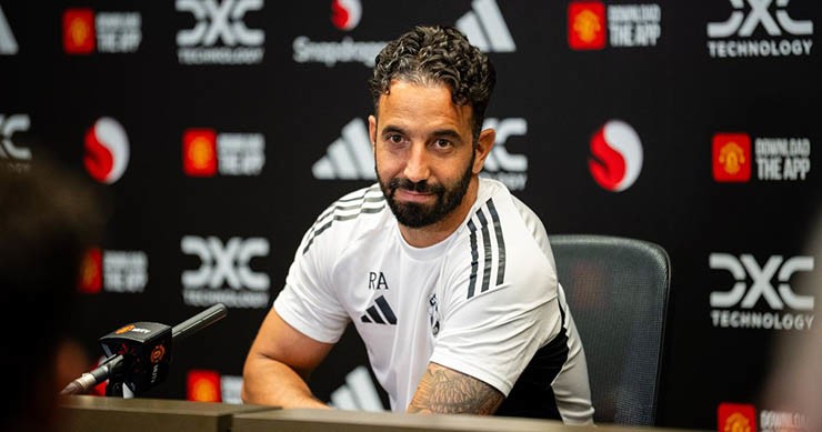 HLV Amorim trong buổi họp báo