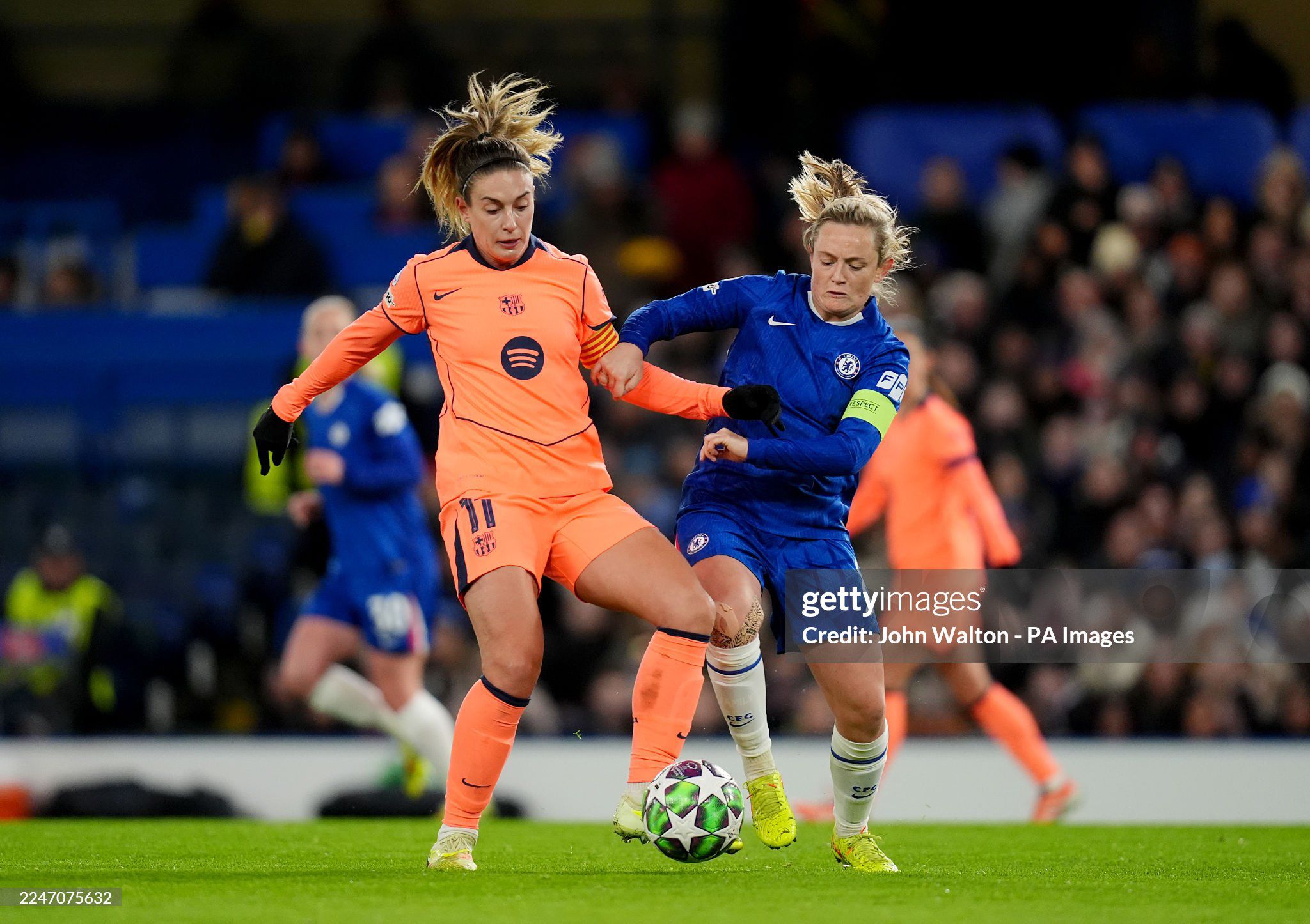 Barcelona gặp khó trước chủ nhà Chelsea