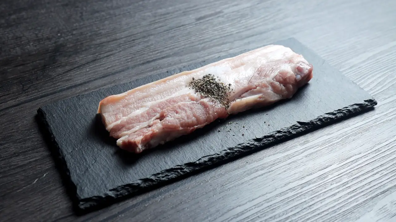 Xoa đều muối và tiêu lên miếng thịt ba chỉ. Trộn sẵn phần nước xốt để dùng sau. Bắp cải thái sợi, ngâm vào nước đá để tăng độ giòn sần sật.