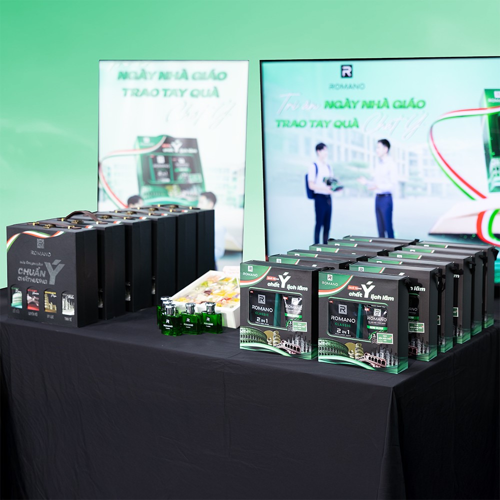  Với hộp quà tri ân Romano, gói trọn Chất hương Ý, đây chính là “vũ khí tinh thần” giúp tôn lên nét lịch lãm và sự tự tin, đồng hành cùng các thầy trên hành trình “trồng người” cao cả.
