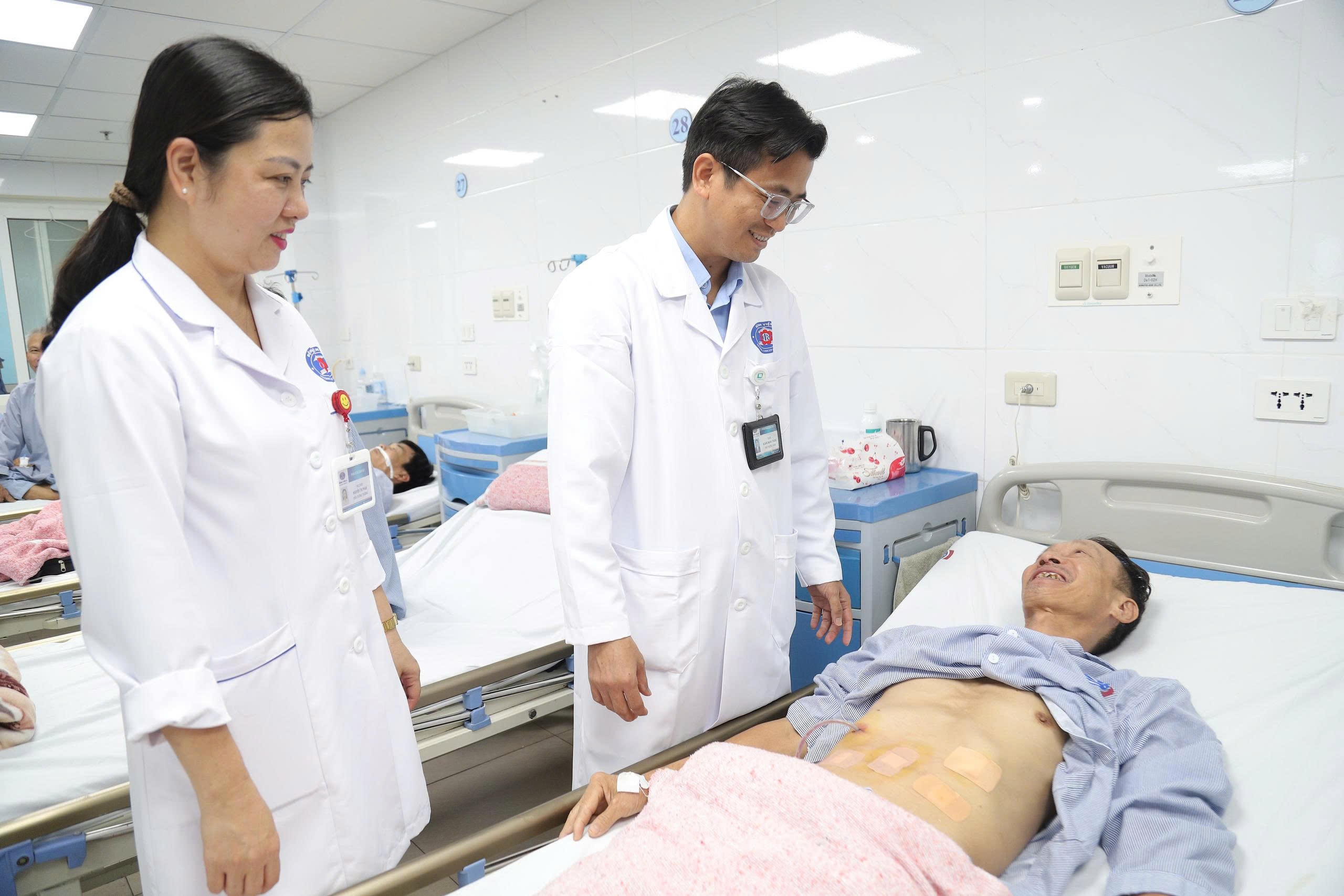 Bệnh nhân vừa được phẫu thuật nội soi cắt toàn bộ dạ dày vì thói quen uống rượu mỗi ngày. 