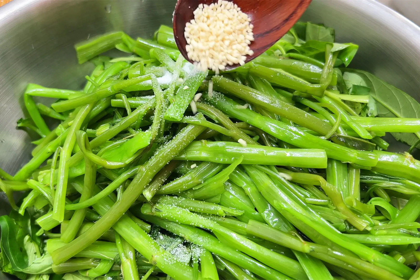 Nêm sơ trước khi cho vào chảo giúp giảm thời gian xào, nhờ đó rau không bị vàng.