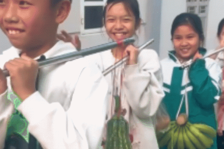 Học trò gánh thịt, cá tặng cô giáo