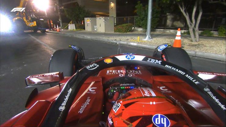 Chiếc xe của Leclerc gặp vấn đề ở cuối FP2