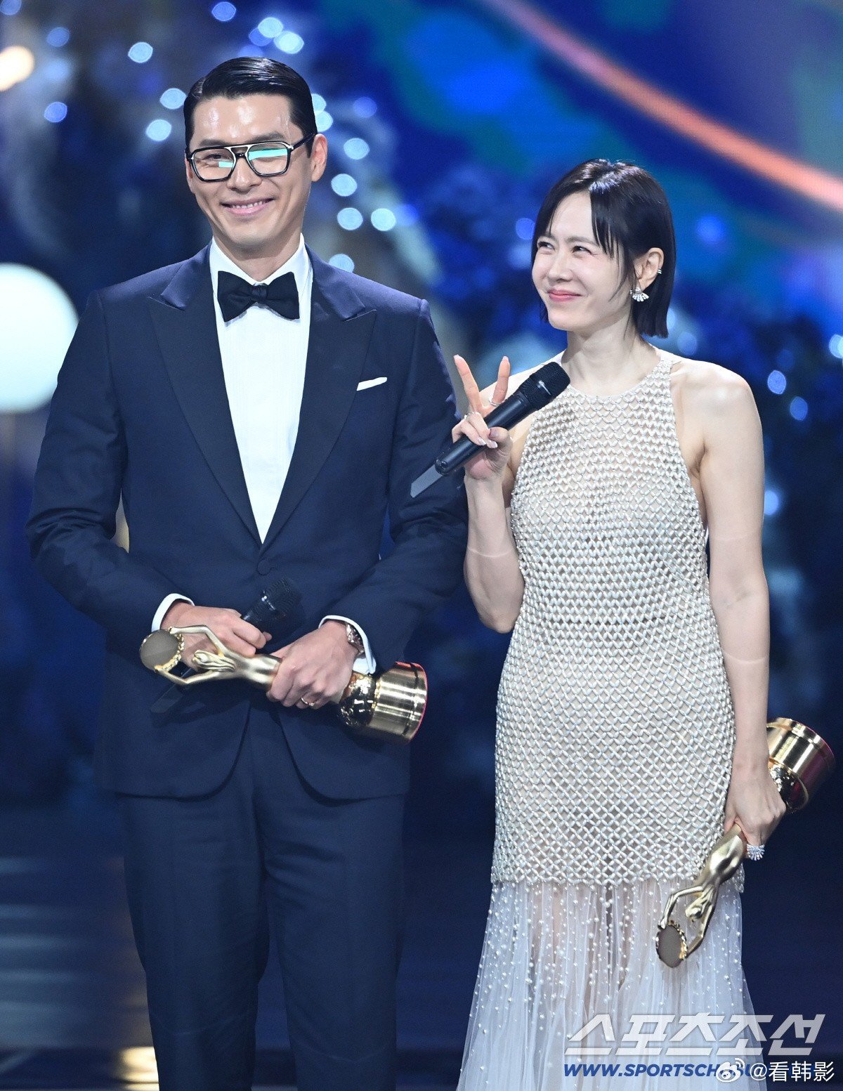 Cặp đôi Son Ye Jin và Hyun Bin tình cảm trên sân khấu.