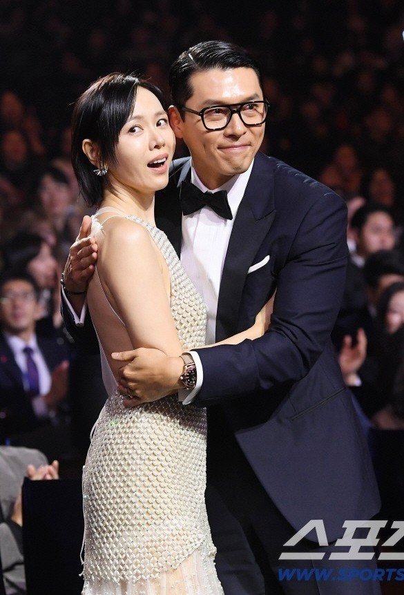 Cặp đôi Son Ye Jin và Hyun Bin tình cảm trên sân khấu.