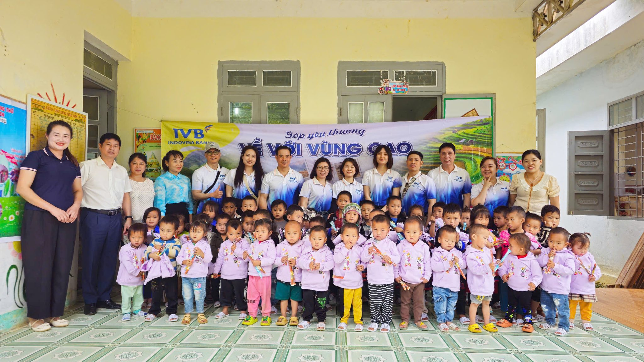 Đoàn công tác IVB đến thăm và trao quà cho các em nhỏ tại 2 trường mầm non tại Lai Châu