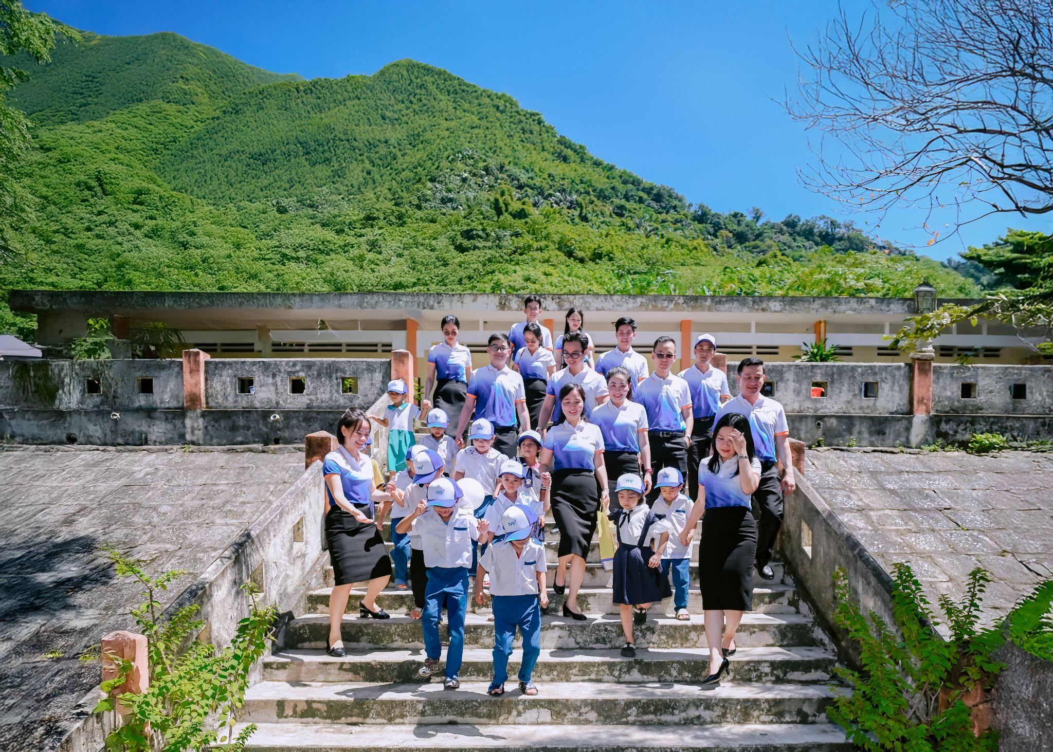 Cán bộ nhân viên IVB - Chi nhánh Đà Nẵng đến thăm các em bé ở trường tiểu học Zơ Nông, Thạnh Mỹ, Xã Thạnh Mỹ, Thành phố Đà Nẵng (Quảng Nam cũ)