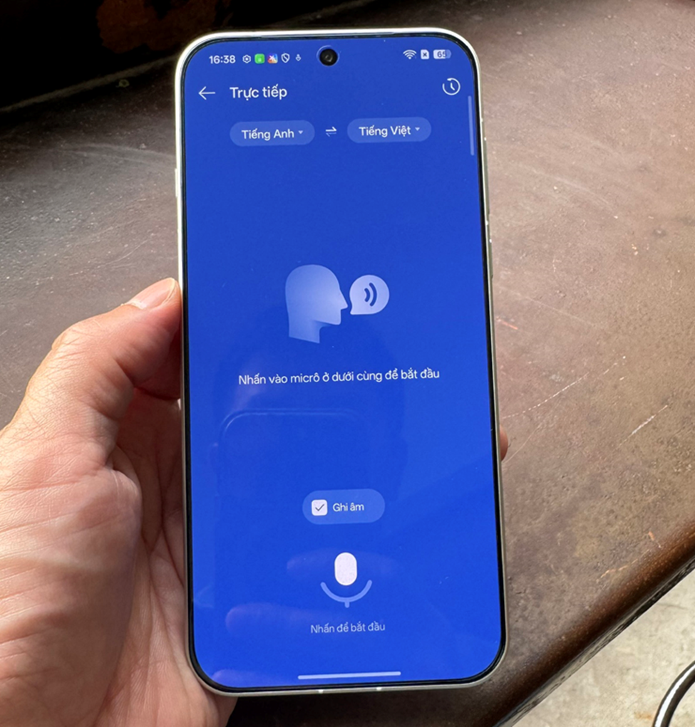 Chuyển đổi giọng nói thành văn bản và dịch trực tiếp trong khi cuộc trò chuyện diễn ra.
