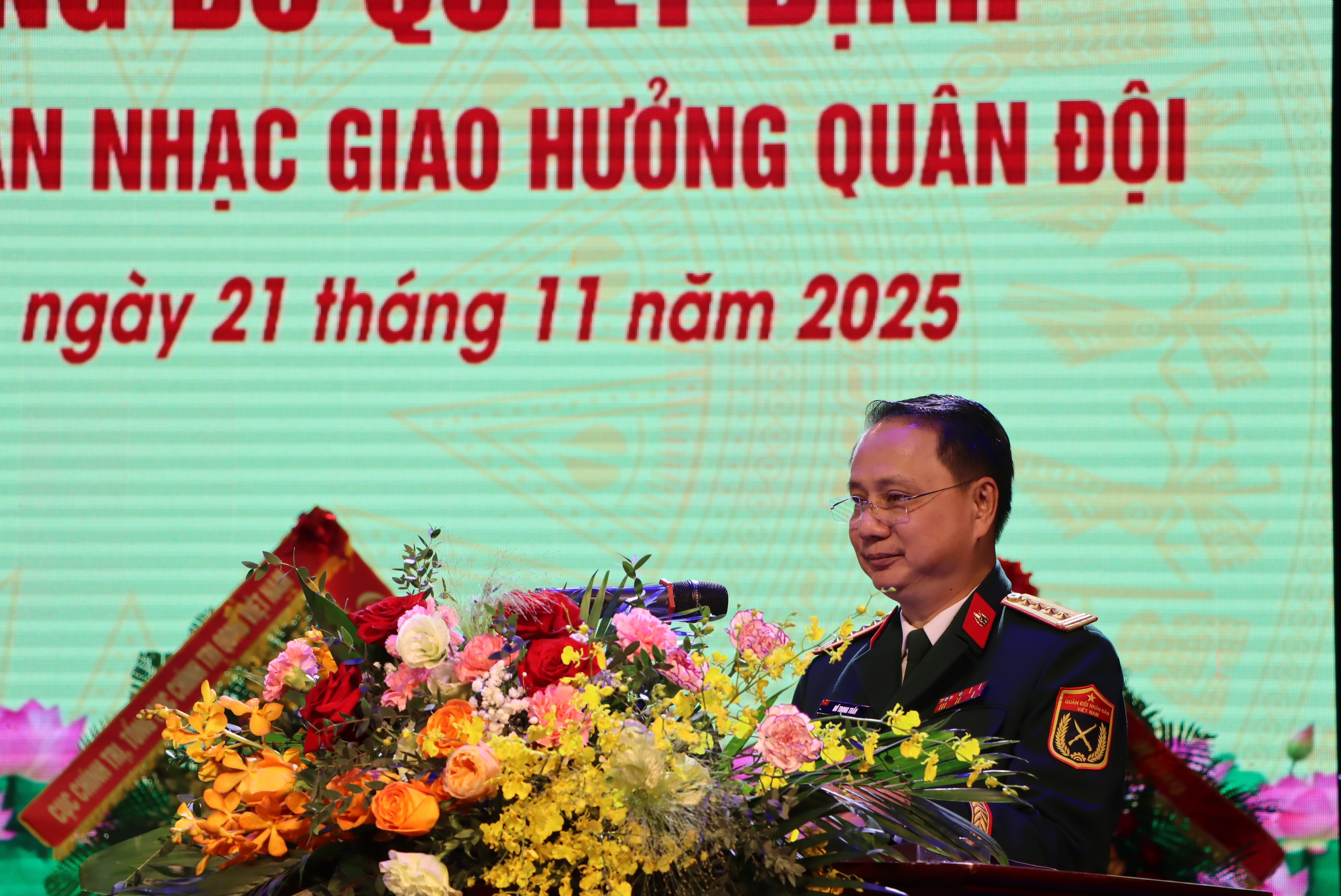 Hiệu trưởng trường Đại học Văn hóa Nghệ thuật Quân đội đọc quyết định thành lập Dàn nhạc giao hưởng