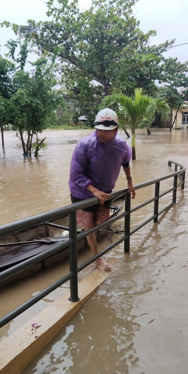 Nhiều nghệ sĩ cầu cứu thay người thân trong vùng lũ - 2