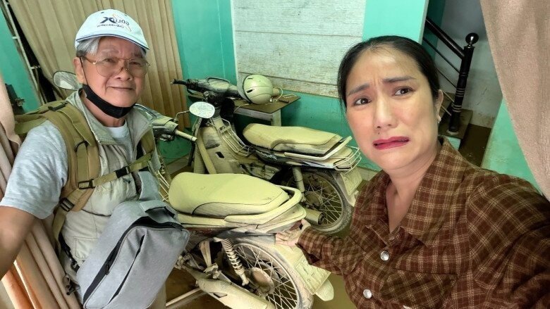 MC Cát Tường dọn nhà sau khi lũ rút.