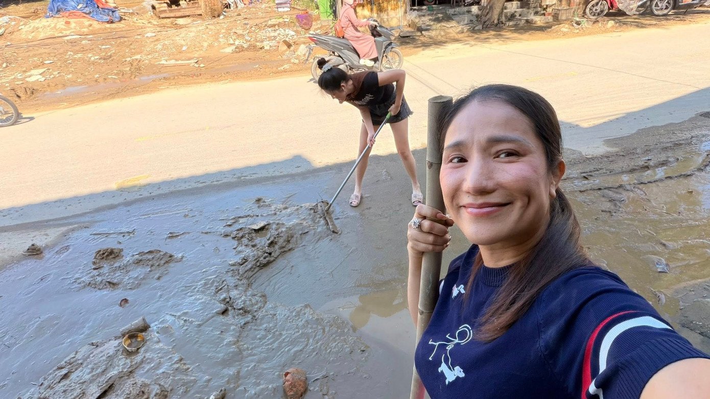 MC Cát Tường dọn nhà sau khi lũ rút.