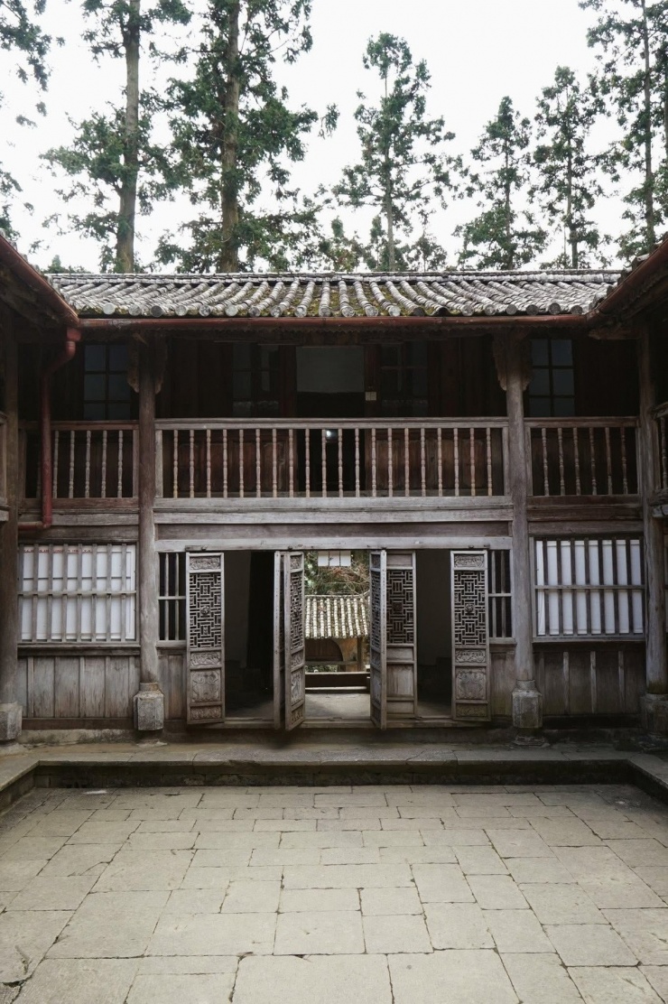 Nép mình giữa thung lũng hùng vĩ của Đồng Văn, dinh thự Vua Mèo là điểm đến hấp dẫn không thể bỏ qua khi du lịch Tuyên Quang. Ảnh Tăng Kim Ngân