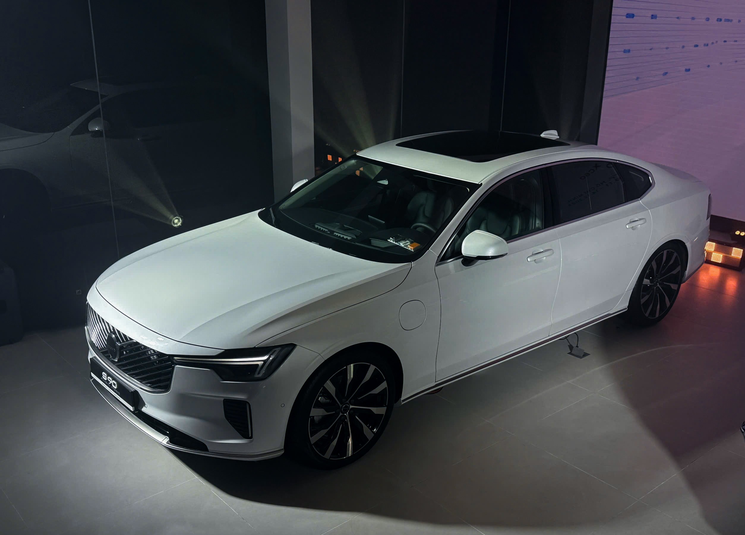 Lưới tản nhiệt đan chéo kết hợp các chi tiết mạ crôm sáng mang lại diện mạo mới.